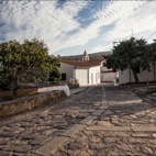 Una stradina del caratteristico borgo di Cala d'Oliva, sull'Asinara