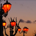 Lampioni coperti da veli rossi durante la Semana Santa - Alghero 