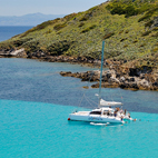Sosta del catamarano in una delle meravigliose calette dell'Asinara