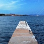 Il molo d'ormeggio privato di Villa del Mar, di fronte al porto di Stintino
