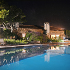 Panorama notturno della piscina