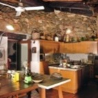 Cucina industriale e pietre a vista