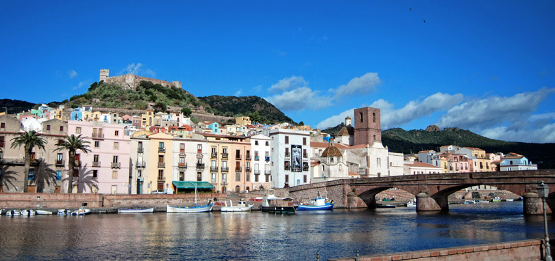 Il caratteristico borgo medievale di Bosa