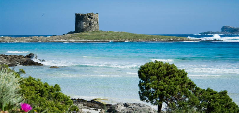 La torre davanti all'incantevole spiaggia de La Pelosa