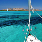 Il mare smeraldo visto dalla barca a vela