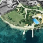 Vista aerea del campo da calcio e piscina