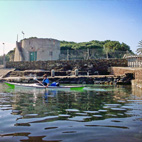 Escurisioni in canoa nella baia antistante la villa