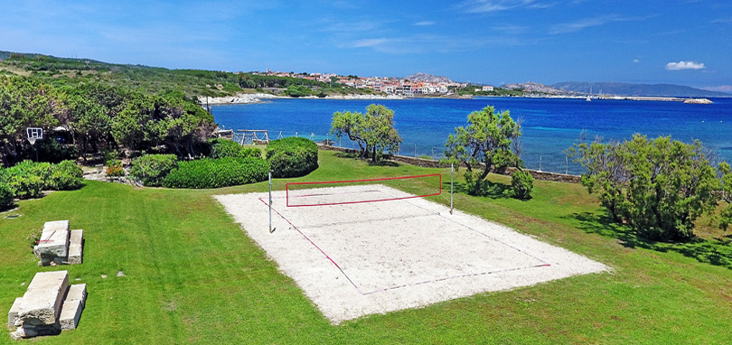 Il campo da calcetto privato che guarda il mare