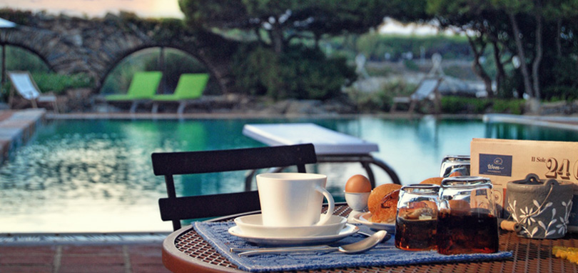 Colazione all'alba in piscina